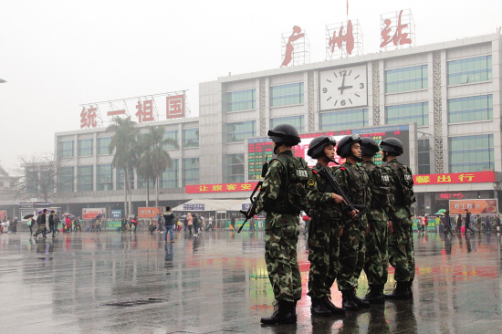 警員配備身份證識(shí)別器及防爆設(shè)備 強(qiáng)化安保工作